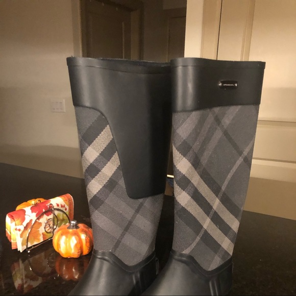 Burberry rain boots - Picture 4 of 5